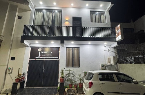 Basai Bed & Breakfast | 8-bedroom bed & breakfast in amazing Agra with AC walk to Taj Mahal