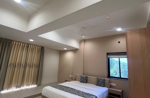 Vallabh Vidhyanagar Hotel | 9-bedroom hotel in perfect Anand with AC and fitness room