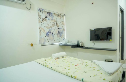 Gachibowli Apartment | A/C room with Queen Bed Gachibowli