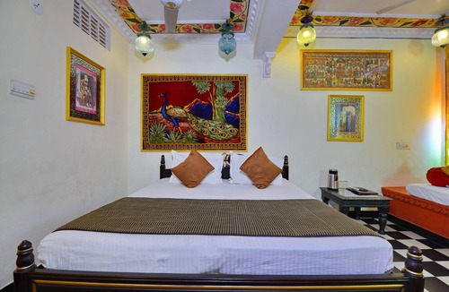 Udaipur City Centre House | A.C. room with swimming pool (cool,chill, relax)