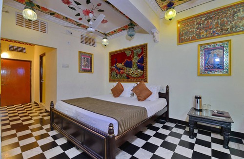Udaipur City Centre House | A.C. room with swimming pool (cool,chill, relax)