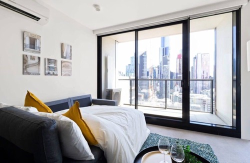 Melbourne Central Business District Apartment | A Comfy 2BR Apt Near Melbourne Central, City Views