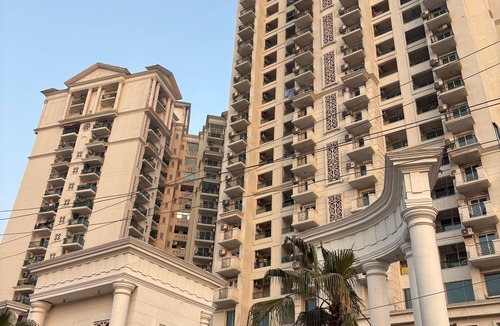 Noida Apartment | A cozy and comfortable 1bhk apartment in Noida near Business Park and Mall