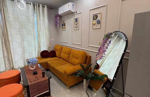Noida Apartment | A cozy and comfortable 1bhk apartment in Noida near Business Park and Mall