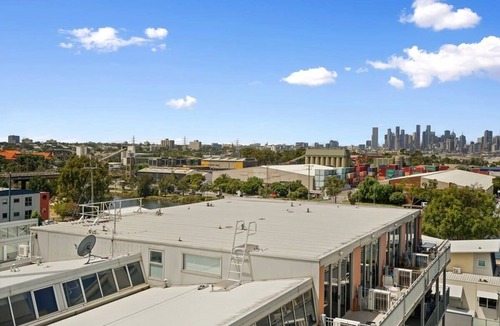 Footscray Apartment | A River-side 2bdm Footscray Oasis + Parking