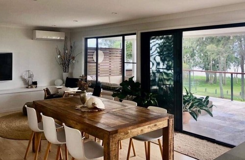 Killarney Vale House | Absolute lakefront and minutes to beach- families, couples and small groups