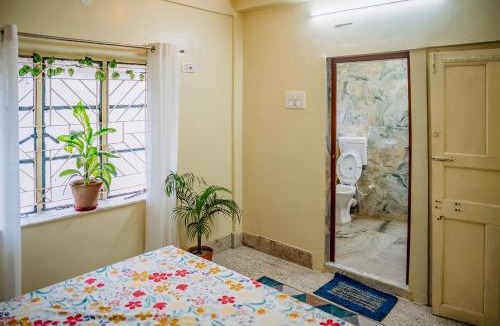 Tollygunge House | AC ROOM with attached bathroom