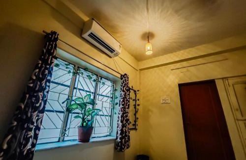 Tollygunge House | AC ROOM with attached bathroom