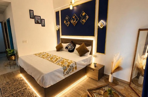 Greater Noida Bed & Breakfast | Aesthetic High-Rise Studio, Balcony & Villa View