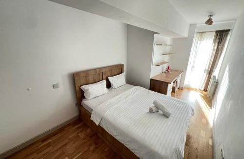 Iasi Apartment | Airport FlyHub Chic Apartment-Self Checkin