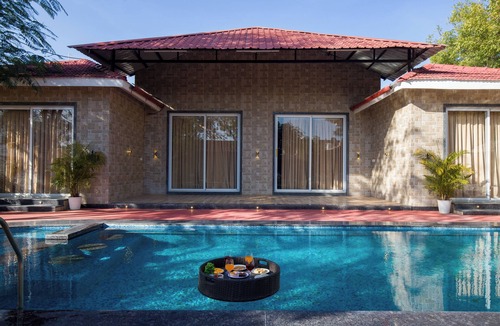 Chikalwas Villa | Alaya Stays 5BHK Roohmon's Farm Pvt Pool