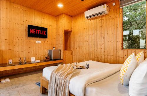 Kumarhatti Villa | Alaya Stays Cloudcatcher 4-BHK Pet-Friendly Villa, Outdoor Seating and Valley View