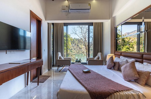 Naukuchiyatal Hotel | ALAYA STAYS Lakefront Suite Naukuchiatal