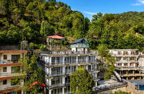 Kumarhatti Villa | Alaya Stays Mist & Manor Cedar Pet-friendly 3-BHK Apartment with Shared Game Zone, Outdoor Seating & Scenic Views