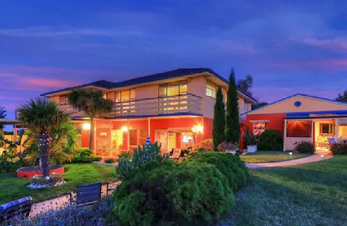 East Devonport House | Alice Beside The Sea - 4 Bedroom Upstairs Apartment.