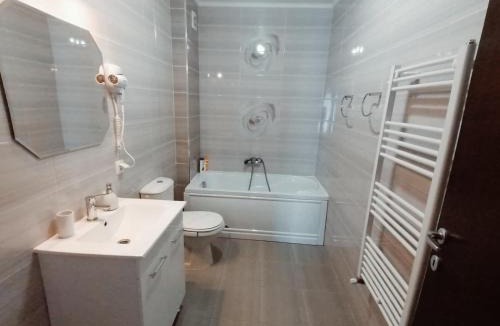 Tractorul Apartment | AMA Apartament cu terasă 50 mp & parcare gratuită