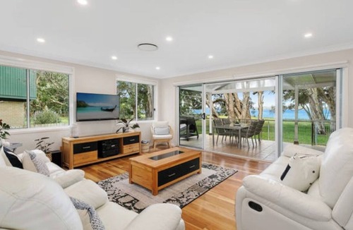 Budgewoi House | Amazing views from this lakeside house surrounded by nature and near the ocean