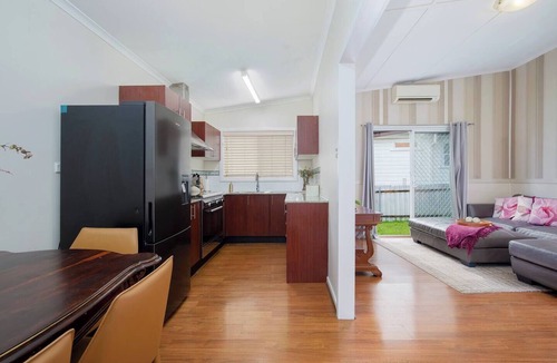 Charlestown House | Annies Cottage Relaxed Stay in Lake Macquarie