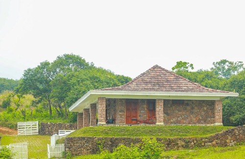 Todupulai Resort | Anudhyana Vagamon Luxury Private Bungalow by VOYE HOMES