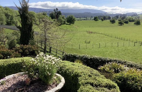 Mole Creek Apartment | Apartment 1 Self-contained, King bed, double shower, mountain views, wood burner