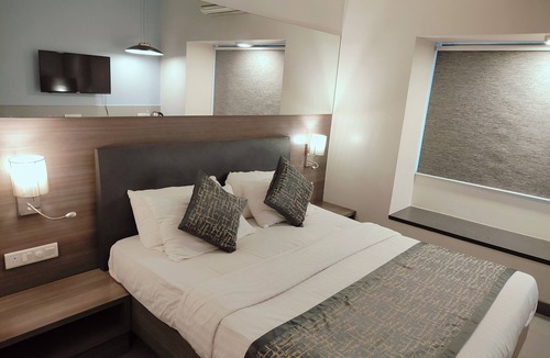 Wellington Pier Cabin | Apollo Guest House – Colaba Causeway
