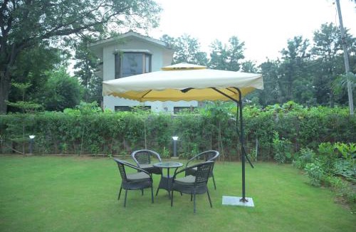 Taoru Villa | Aravali Farm Gurgaon, 3 Bedroom Villa with Lawn Barbeque Grill and Pool