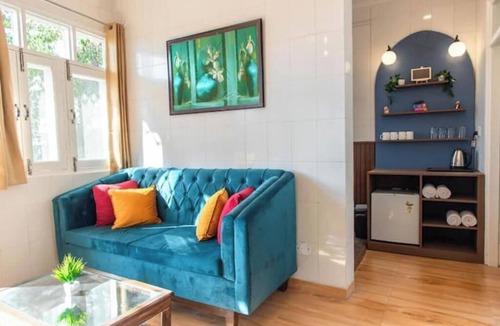 The Mall Road Apartment | Arvelia Teak by Da Alohas