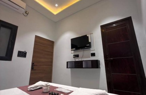 Chandauli Bed & Breakfast | Asahi Palace- Room 3 - bed & breakfast with AC in Varanasi
