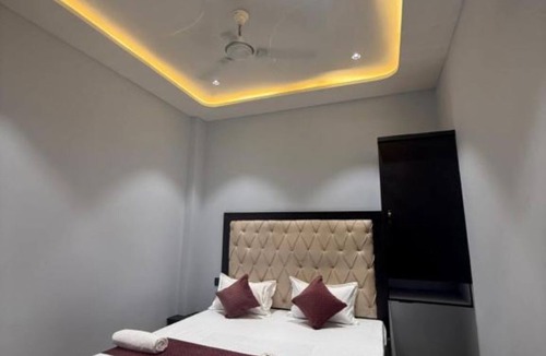 Chandauli Bed & Breakfast | Asahi Palace- Room 3 - bed & breakfast with AC in Varanasi