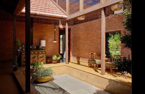 Ibrahimpatan House | Atmos Coquitos, Kerala themed manduva courtyard