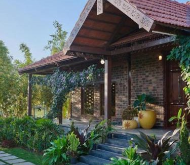 Ibrahimpatan House | Atmos Coquitos, Kerala themed manduva courtyard
