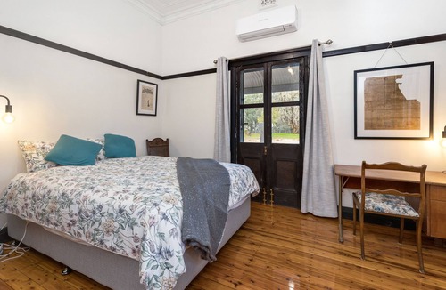 The Rock Other | Avalon Farmstay, Restored 1925 farmhouse. 30min Wagga, halfway Syd-Mel
