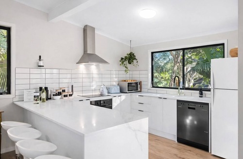 North Avoca House | Avoca Family Beach House Air-Con BBQ Separate Cabin Retreat Wi-Fi