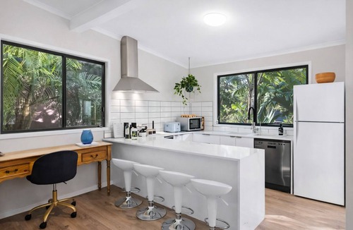 North Avoca House | Avoca Family Beach House Air-Con BBQ Separate Cabin Retreat Wi-Fi