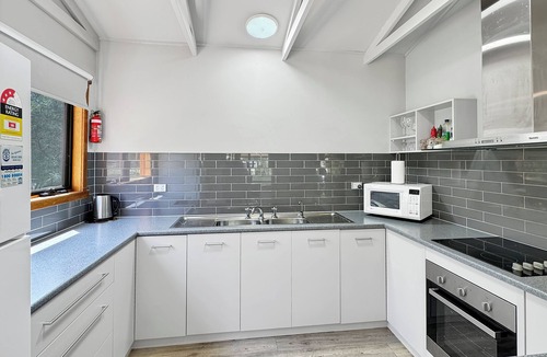 Halls Gap House | Bagara Cottage, Two bedroom cottage 1km from the town centre with a wood fire