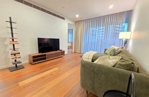 Capital Hill Apartment | Balcony, Dining and 2 Car Spaces