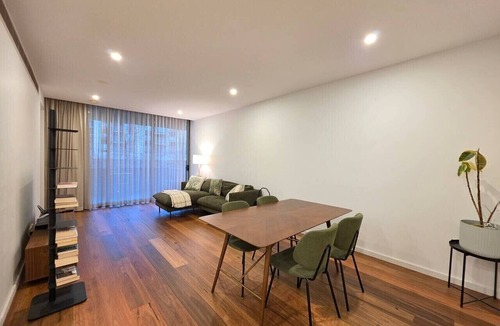 Capital Hill Apartment | Balcony, Dining and 2 Car Spaces
