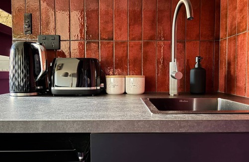 Balmain Apartment | Balmain Village Retreat | Sleeps 5 | AC + Parking | City 3kms