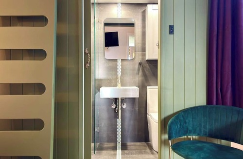 Balmain Apartment | Balmain Village Retreat | Sleeps 4 | AC + Parking | City 3kms