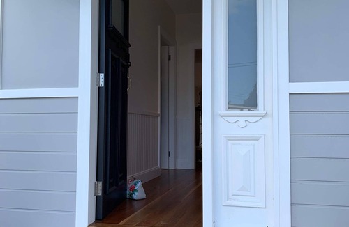 Booker Bay House | Barefoot Retreat Booker Bay walk to beach, shops, cafes, family and large groups