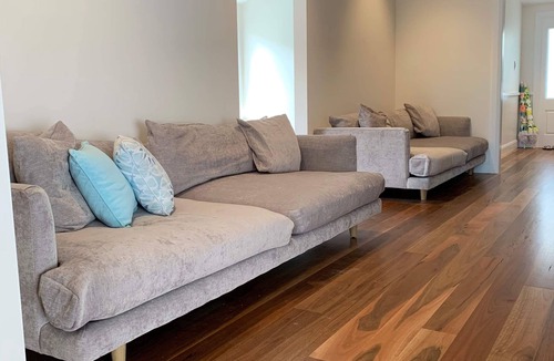 Booker Bay House | Barefoot Retreat Booker Bay walk to beach, shops, cafes, family and large groups
