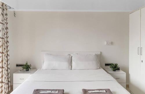 Kurla Apartment | Bari Work-Friendly Studio in BKC w Lift Parking