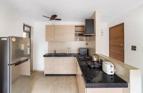 Kurla Apartment | Bari Work-Friendly Studio in BKC w Lift Parking