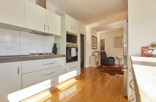 West Launceston House | Basin Road Guesthouse | Walk to Cataract Gorge & CBD