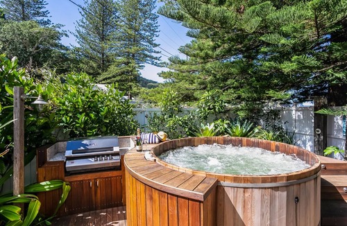 Patonga House | Beach Front House Outdoor Hot Tub Sauna Stunning Views. 1 FREE NIGHT!