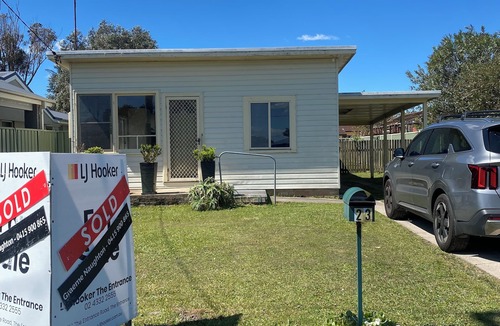 Long Jetty House | Beach shack, walk from beach and Entrance baths.