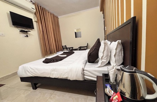 Rishikesh Hotel | Beautiful 1-bedroom hotel with AC in peaceful Rishikesh