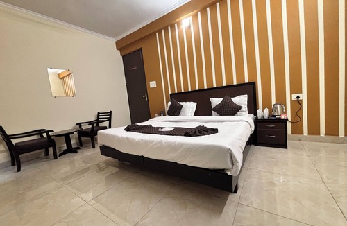 Rishikesh Hotel | Beautiful 1-bedroom hotel with AC in peaceful Rishikesh