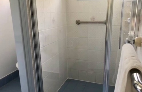 Moss Vale Bed & Breakfast | Beautiful Daffodil Suite at Highland Garden Hideaway