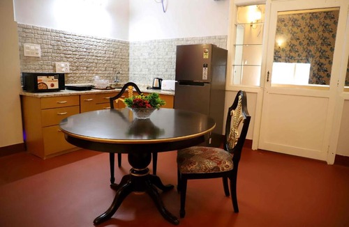 Dharmatala Apartment | Beautiful Heritage Home walking to Park Street